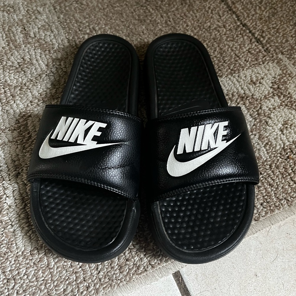 NIKE black & white slides